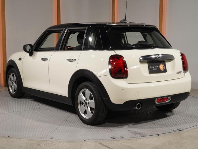 MINI クーパー コンフォートアクセス パーキングアシスト バックカメラ 前後障害物センサー ストレージコンパートメントパッケージ 衝突軽減ブレーキ LEDヘッドライト/フォグランプ 純正ナビ ETC 整備付(10枚目)