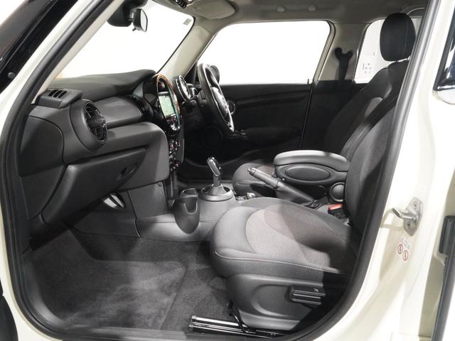 MINI クーパー コンフォートアクセス パーキングアシスト バックカメラ 前後障害物センサー ストレージコンパートメントパッケージ 衝突軽減ブレーキ LEDヘッドライト/フォグランプ 純正ナビ ETC 整備付(12枚目)