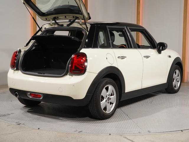 MINI クーパー コンフォートアクセス パーキングアシスト バックカメラ 前後障害物センサー ストレージコンパートメントパッケージ 衝突軽減ブレーキ LEDヘッドライト/フォグランプ 純正ナビ ETC 整備付(28枚目)