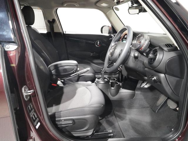 ＭＩＮＩ クーパー　限定車　禁煙車　ワンオーナー　専用装備　アクティブクルコン　コンフォートアクセス　バックカメラ　パーキングアシスト　前後障害物センサー　衝突軽減ブレーキ　ＬＥＤヘッドライト　ＥＴＣ　整備付（13枚目）