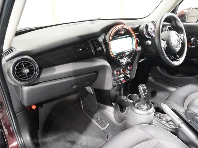 ＭＩＮＩ クーパー　限定車　禁煙車　ワンオーナー　専用装備　アクティブクルコン　コンフォートアクセス　バックカメラ　パーキングアシスト　前後障害物センサー　衝突軽減ブレーキ　ＬＥＤヘッドライト　ＥＴＣ　整備付（15枚目）