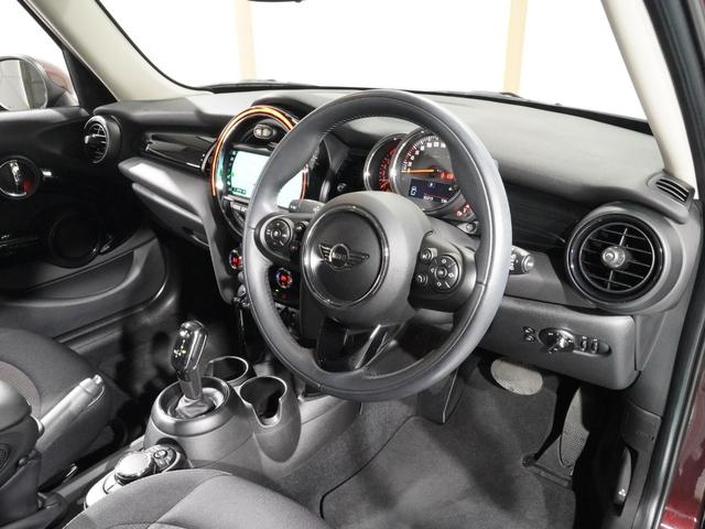 ＭＩＮＩ クーパー　限定車　禁煙車　ワンオーナー　専用装備　アクティブクルコン　コンフォートアクセス　バックカメラ　パーキングアシスト　前後障害物センサー　衝突軽減ブレーキ　ＬＥＤヘッドライト　ＥＴＣ　整備付（16枚目）