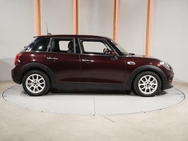 ＭＩＮＩ クーパー　限定車　禁煙車　ワンオーナー　専用装備　アクティブクルコン　コンフォートアクセス　バックカメラ　パーキングアシスト　前後障害物センサー　衝突軽減ブレーキ　ＬＥＤヘッドライト　ＥＴＣ　整備付（23枚目）