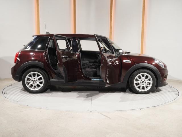 ＭＩＮＩ クーパー　限定車　禁煙車　ワンオーナー　専用装備　アクティブクルコン　コンフォートアクセス　バックカメラ　パーキングアシスト　前後障害物センサー　衝突軽減ブレーキ　ＬＥＤヘッドライト　ＥＴＣ　整備付（24枚目）