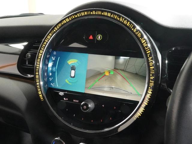 MINI クーパー クラシック・トリム 禁煙車 クロス/レザレット クルコン コンフォートアクセス パーキングアシスト バックカメラ 前後障害物センサー ドライビングモード 純正ナビ ETC 整備付(6枚目)