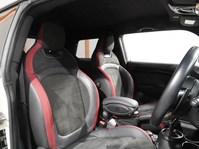 MINI ジョンクーパーワークス 禁煙車 ワンオーナー ハーフレザー シートヒーター ヘッドアップディスプレイ バックカメラ 前後障害物センサー パーキングアシスト アクティブクルコン 純正ナビ ETC2.0 整備付(5枚目)