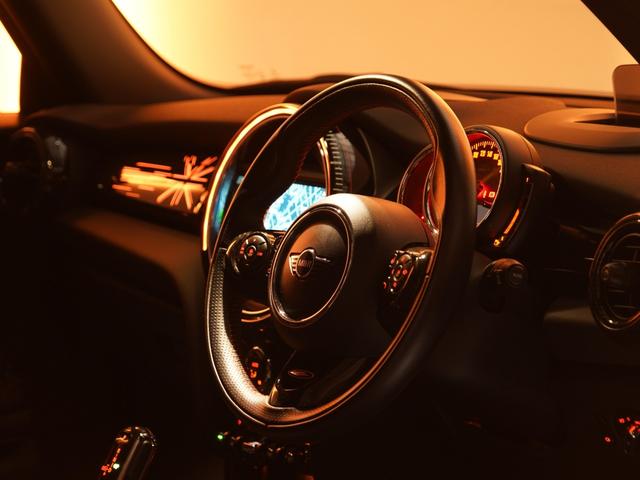 MINI ジョンクーパーワークス 禁煙車 ワンオーナー ハーフレザー シートヒーター ヘッドアップディスプレイ バックカメラ 前後障害物センサー パーキングアシスト アクティブクルコン 純正ナビ ETC2.0 整備付(40枚目)