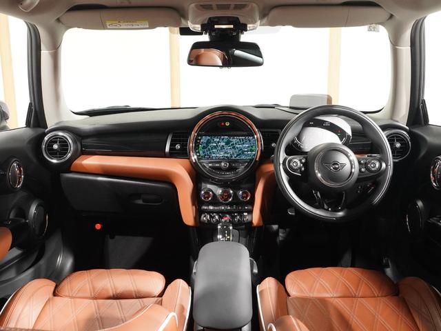 ＭＩＮＩ クーパーＳ　禁煙車　レザーシート　シートヒーター　ヘッドアップディスプレイ　バックカメラ　パーキングアシスト　前後障害物センサー　ドライビングモード　アクティブクルコン　純正ナビ　ＥＴＣ２．０　整備付（4枚目）