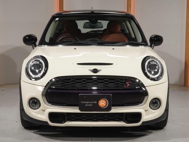 ＭＩＮＩ クーパーＳ　禁煙車　レザーシート　シートヒーター　ヘッドアップディスプレイ　バックカメラ　パーキングアシスト　前後障害物センサー　ドライビングモード　アクティブクルコン　純正ナビ　ＥＴＣ２．０　整備付（8枚目）