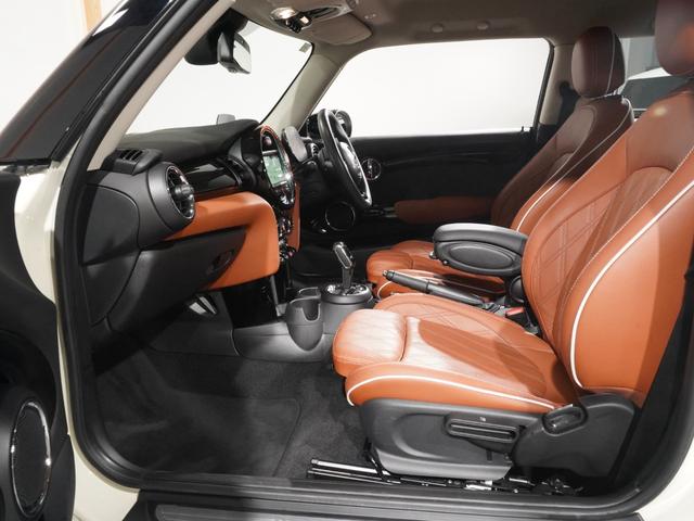 ＭＩＮＩ クーパーＳ　禁煙車　レザーシート　シートヒーター　ヘッドアップディスプレイ　バックカメラ　パーキングアシスト　前後障害物センサー　ドライビングモード　アクティブクルコン　純正ナビ　ＥＴＣ２．０　整備付（12枚目）
