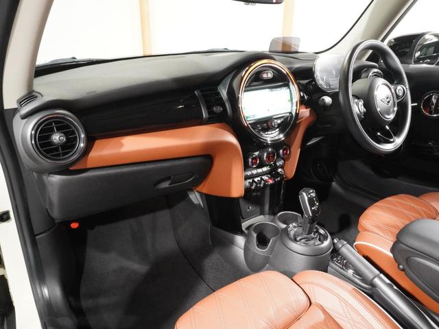 ＭＩＮＩ クーパーＳ　禁煙車　レザーシート　シートヒーター　ヘッドアップディスプレイ　バックカメラ　パーキングアシスト　前後障害物センサー　ドライビングモード　アクティブクルコン　純正ナビ　ＥＴＣ２．０　整備付（15枚目）