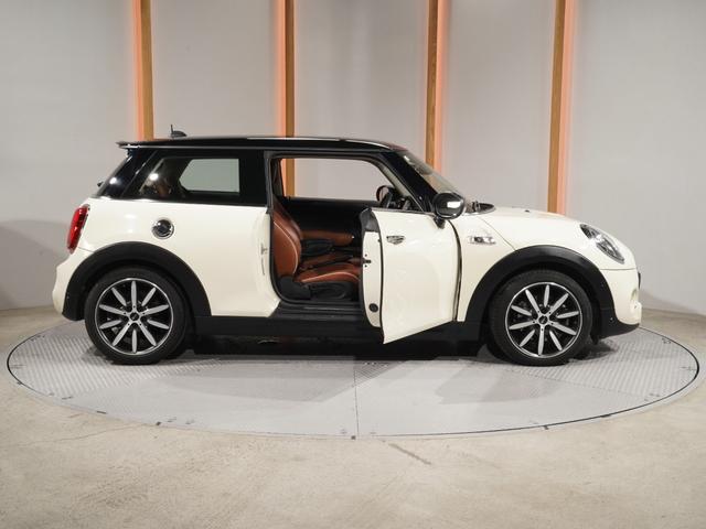 ＭＩＮＩ クーパーＳ　禁煙車　レザーシート　シートヒーター　ヘッドアップディスプレイ　バックカメラ　パーキングアシスト　前後障害物センサー　ドライビングモード　アクティブクルコン　純正ナビ　ＥＴＣ２．０　整備付（24枚目）