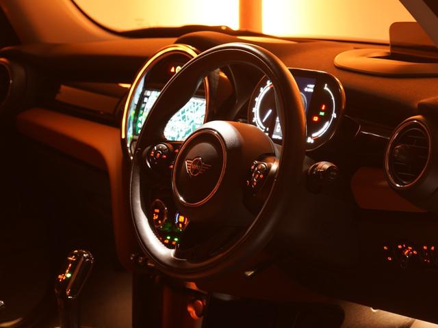 ＭＩＮＩ クーパーＳ　禁煙車　レザーシート　シートヒーター　ヘッドアップディスプレイ　バックカメラ　パーキングアシスト　前後障害物センサー　ドライビングモード　アクティブクルコン　純正ナビ　ＥＴＣ２．０　整備付（40枚目）