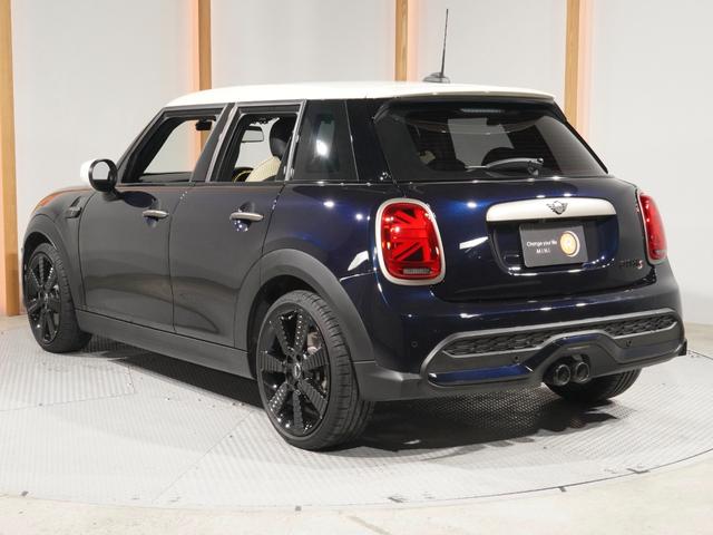 ＭＩＮＩ クーパーＳ　レゾリュート・エディション　限定車　禁煙車ワンオーナー　専用装備　クロス／レザレット／ヒーター　クルコン　ＡｐｐｌｅＣａｒＰｌａｙ　ワイヤレスチャージ　ヘッドアップディスプレイ　バックカメラ　障害物センサー　ＥＴＣ２．０　整備付（10枚目）