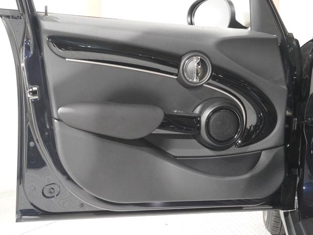 ＭＩＮＩ クーパーＳ　レゾリュート・エディション　限定車　禁煙車ワンオーナー　専用装備　クロス／レザレット／ヒーター　クルコン　ＡｐｐｌｅＣａｒＰｌａｙ　ワイヤレスチャージ　ヘッドアップディスプレイ　バックカメラ　障害物センサー　ＥＴＣ２．０　整備付（14枚目）