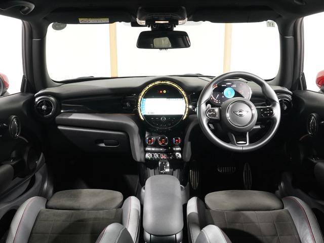 ＭＩＮＩ ジョンクーパーワークス　ジョンクーパーワークストリム　禁煙車　ワンオーナー　ハーフレザーシート　シートヒーター　ヘッドアップディスプレイ　アクティブクルコン　パーキングアシスト　バックカメラ　前後障害物センサー　純正ナビ　ＥＴＣ２．０　整備付（4枚目）