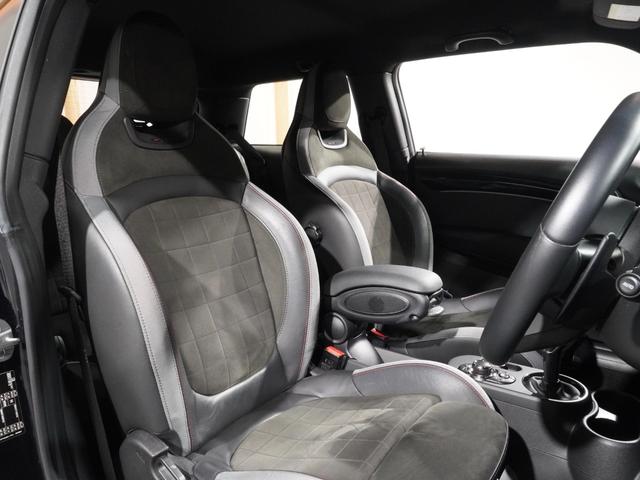 ＭＩＮＩ ジョンクーパーワークス　ジョンクーパーワークストリム　禁煙車　ワンオーナー　ハーフレザーシート　シートヒーター　ヘッドアップディスプレイ　アクティブクルコン　パーキングアシスト　バックカメラ　前後障害物センサー　純正ナビ　ＥＴＣ２．０　整備付（5枚目）