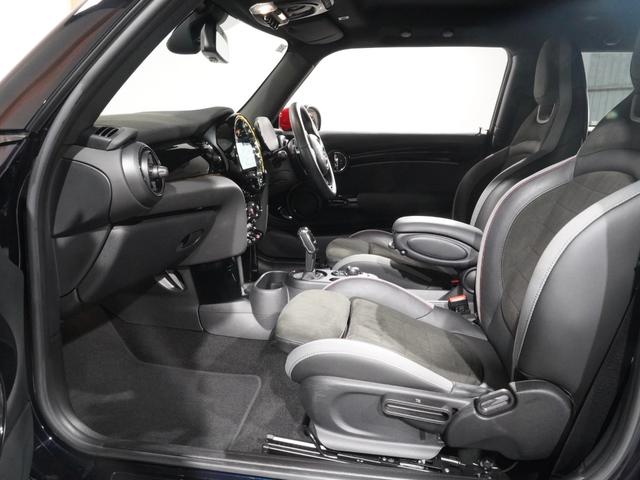 ＭＩＮＩ ジョンクーパーワークス　ジョンクーパーワークストリム　禁煙車　ワンオーナー　ハーフレザーシート　シートヒーター　ヘッドアップディスプレイ　アクティブクルコン　パーキングアシスト　バックカメラ　前後障害物センサー　純正ナビ　ＥＴＣ２．０　整備付（12枚目）