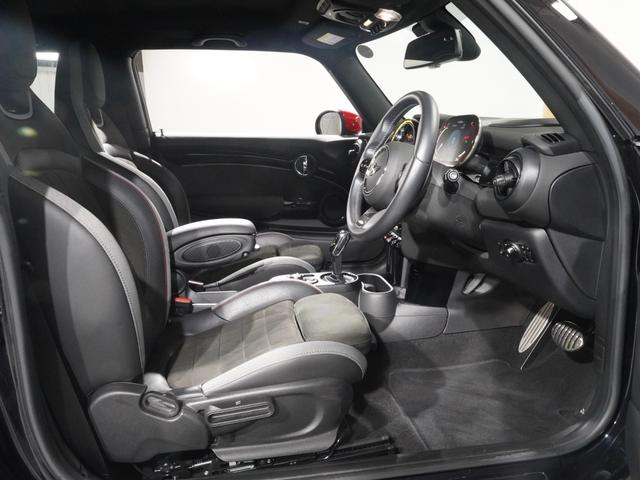 ＭＩＮＩ ジョンクーパーワークス　ジョンクーパーワークストリム　禁煙車　ワンオーナー　ハーフレザーシート　シートヒーター　ヘッドアップディスプレイ　アクティブクルコン　パーキングアシスト　バックカメラ　前後障害物センサー　純正ナビ　ＥＴＣ２．０　整備付（13枚目）