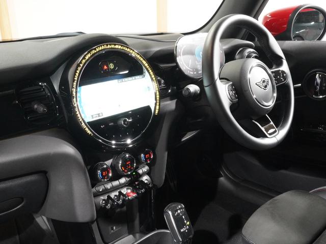 ＭＩＮＩ ジョンクーパーワークス　ジョンクーパーワークストリム　禁煙車　ワンオーナー　ハーフレザーシート　シートヒーター　ヘッドアップディスプレイ　アクティブクルコン　パーキングアシスト　バックカメラ　前後障害物センサー　純正ナビ　ＥＴＣ２．０　整備付（18枚目）