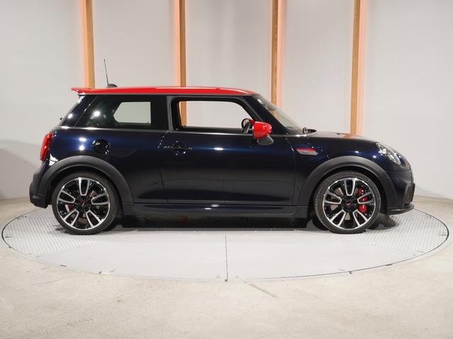 ＭＩＮＩ ジョンクーパーワークス　ジョンクーパーワークストリム　禁煙車　ワンオーナー　ハーフレザーシート　シートヒーター　ヘッドアップディスプレイ　アクティブクルコン　パーキングアシスト　バックカメラ　前後障害物センサー　純正ナビ　ＥＴＣ２．０　整備付（23枚目）