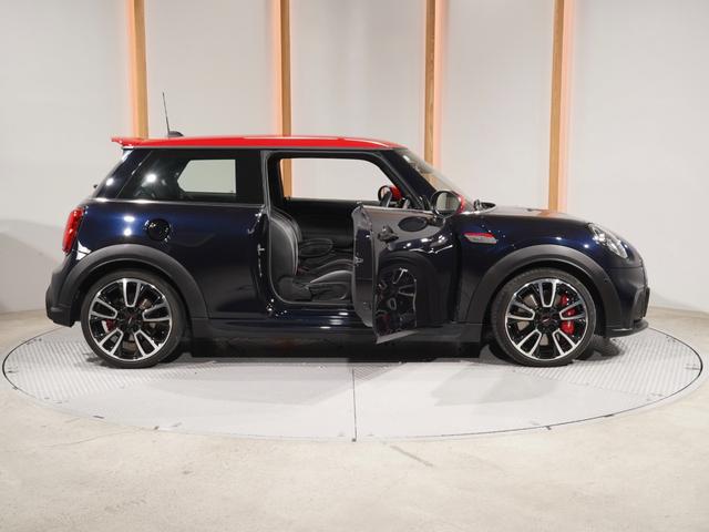 ＭＩＮＩ ジョンクーパーワークス　ジョンクーパーワークストリム　禁煙車　ワンオーナー　ハーフレザーシート　シートヒーター　ヘッドアップディスプレイ　アクティブクルコン　パーキングアシスト　バックカメラ　前後障害物センサー　純正ナビ　ＥＴＣ２．０　整備付（24枚目）