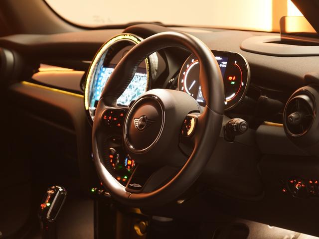 ＭＩＮＩ ジョンクーパーワークス　ジョンクーパーワークストリム　禁煙車　ワンオーナー　ハーフレザーシート　シートヒーター　ヘッドアップディスプレイ　アクティブクルコン　パーキングアシスト　バックカメラ　前後障害物センサー　純正ナビ　ＥＴＣ２．０　整備付（41枚目）