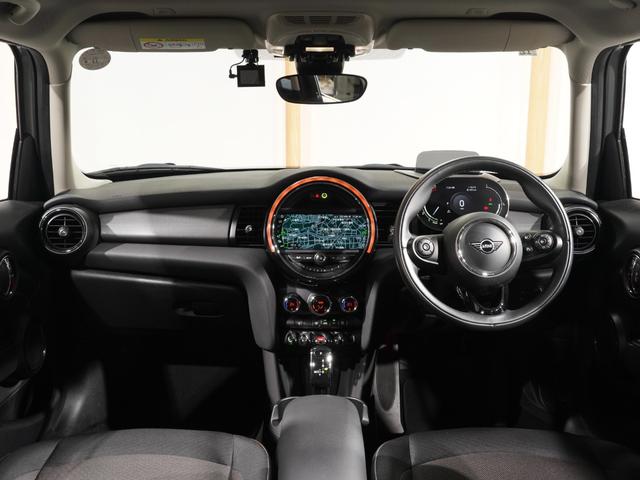 ＭＩＮＩ クーパーＤ　禁煙車　ヘッドアップディスプレイ　パーキングアシスト　バックカメラ　前後障害物センサー　コンフォートアクセス　ストレージコンパートメントパッケージ　純正ナビ　ＥＴＣ　整備付（4枚目）