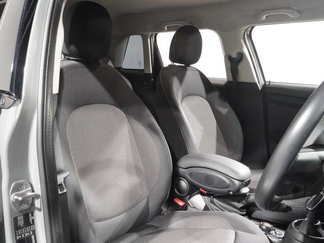 ＭＩＮＩ クーパーＤ　禁煙車　ヘッドアップディスプレイ　パーキングアシスト　バックカメラ　前後障害物センサー　コンフォートアクセス　ストレージコンパートメントパッケージ　純正ナビ　ＥＴＣ　整備付（5枚目）