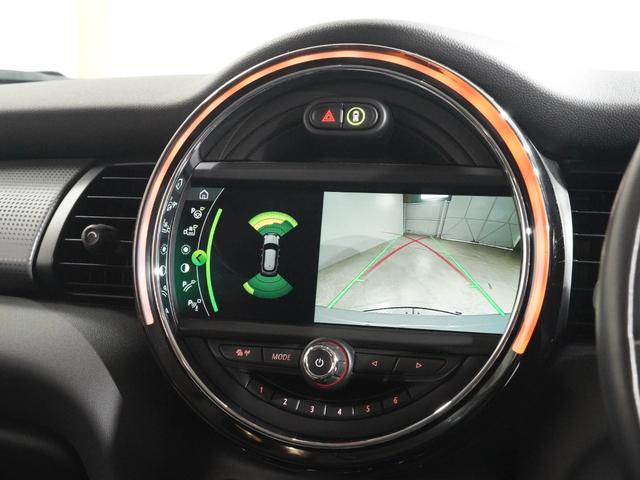 ＭＩＮＩ クーパーＤ　禁煙車　ヘッドアップディスプレイ　パーキングアシスト　バックカメラ　前後障害物センサー　コンフォートアクセス　ストレージコンパートメントパッケージ　純正ナビ　ＥＴＣ　整備付（6枚目）
