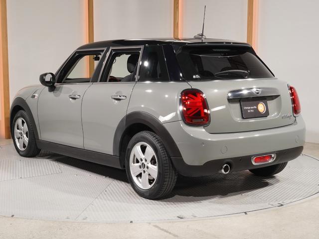 ＭＩＮＩ クーパーＤ　禁煙車　ヘッドアップディスプレイ　パーキングアシスト　バックカメラ　前後障害物センサー　コンフォートアクセス　ストレージコンパートメントパッケージ　純正ナビ　ＥＴＣ　整備付（10枚目）