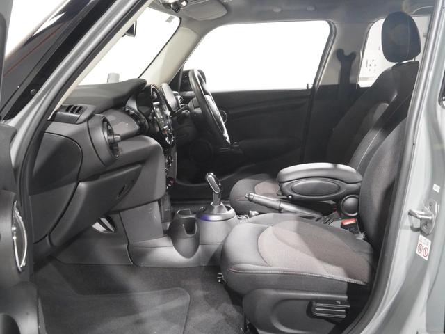 ＭＩＮＩ クーパーＤ　禁煙車　ヘッドアップディスプレイ　パーキングアシスト　バックカメラ　前後障害物センサー　コンフォートアクセス　ストレージコンパートメントパッケージ　純正ナビ　ＥＴＣ　整備付（12枚目）