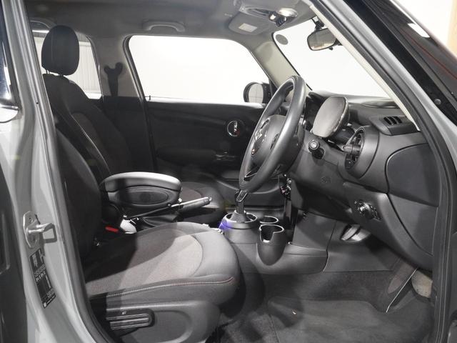 ＭＩＮＩ クーパーＤ　禁煙車　ヘッドアップディスプレイ　パーキングアシスト　バックカメラ　前後障害物センサー　コンフォートアクセス　ストレージコンパートメントパッケージ　純正ナビ　ＥＴＣ　整備付（13枚目）