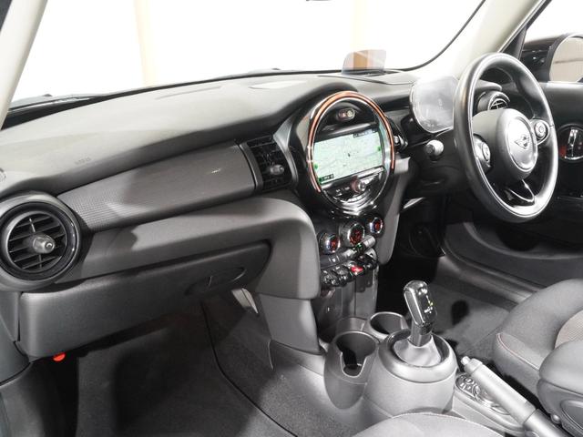 ＭＩＮＩ クーパーＤ　禁煙車　ヘッドアップディスプレイ　パーキングアシスト　バックカメラ　前後障害物センサー　コンフォートアクセス　ストレージコンパートメントパッケージ　純正ナビ　ＥＴＣ　整備付（15枚目）