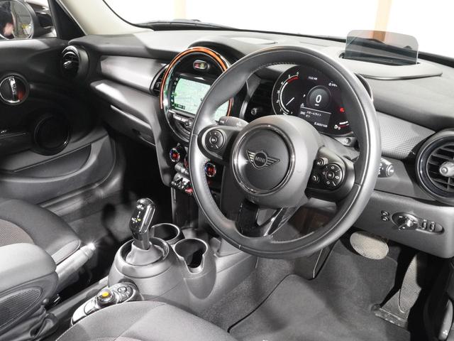 ＭＩＮＩ クーパーＤ　禁煙車　ヘッドアップディスプレイ　パーキングアシスト　バックカメラ　前後障害物センサー　コンフォートアクセス　ストレージコンパートメントパッケージ　純正ナビ　ＥＴＣ　整備付（16枚目）
