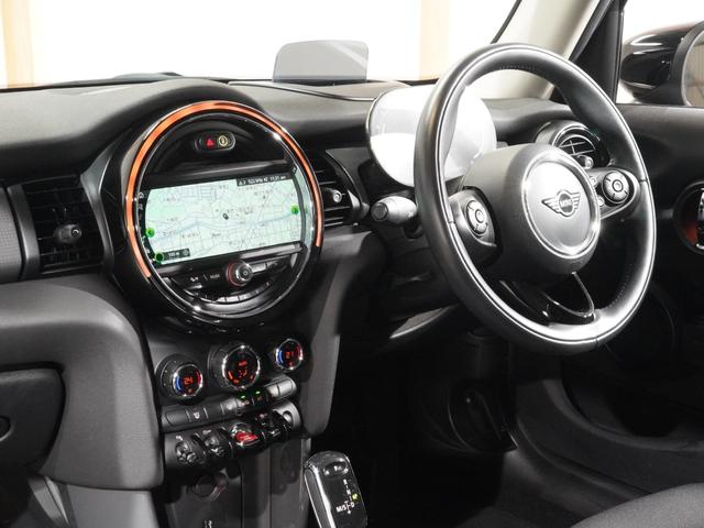 ＭＩＮＩ クーパーＤ　禁煙車　ヘッドアップディスプレイ　パーキングアシスト　バックカメラ　前後障害物センサー　コンフォートアクセス　ストレージコンパートメントパッケージ　純正ナビ　ＥＴＣ　整備付（18枚目）