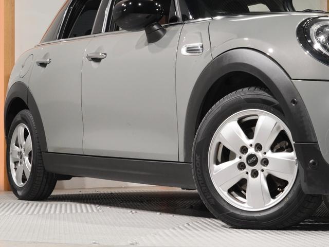 ＭＩＮＩ クーパーＤ　禁煙車　ヘッドアップディスプレイ　パーキングアシスト　バックカメラ　前後障害物センサー　コンフォートアクセス　ストレージコンパートメントパッケージ　純正ナビ　ＥＴＣ　整備付（20枚目）