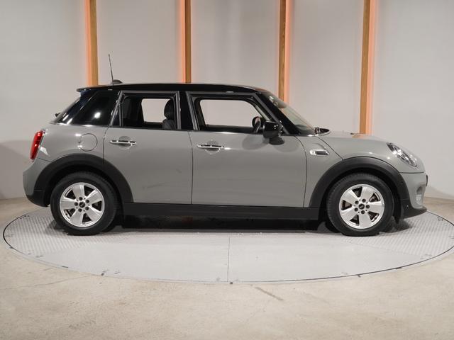 ＭＩＮＩ クーパーＤ　禁煙車　ヘッドアップディスプレイ　パーキングアシスト　バックカメラ　前後障害物センサー　コンフォートアクセス　ストレージコンパートメントパッケージ　純正ナビ　ＥＴＣ　整備付（23枚目）