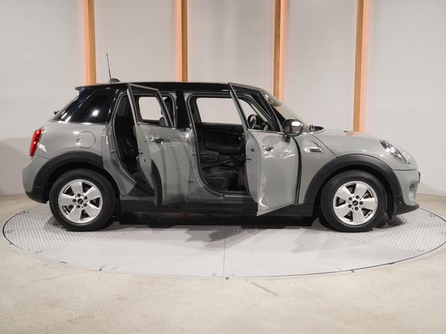 ＭＩＮＩ クーパーＤ　禁煙車　ヘッドアップディスプレイ　パーキングアシスト　バックカメラ　前後障害物センサー　コンフォートアクセス　ストレージコンパートメントパッケージ　純正ナビ　ＥＴＣ　整備付（24枚目）