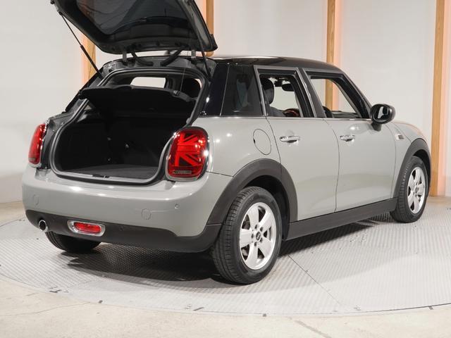 ＭＩＮＩ クーパーＤ　禁煙車　ヘッドアップディスプレイ　パーキングアシスト　バックカメラ　前後障害物センサー　コンフォートアクセス　ストレージコンパートメントパッケージ　純正ナビ　ＥＴＣ　整備付（28枚目）