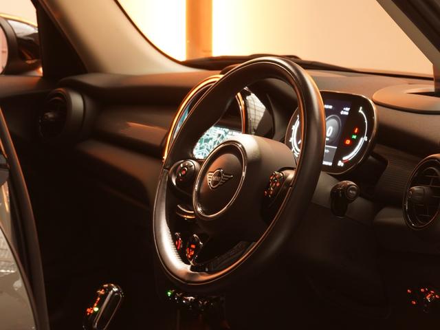 ＭＩＮＩ クーパーＤ　禁煙車　ヘッドアップディスプレイ　パーキングアシスト　バックカメラ　前後障害物センサー　コンフォートアクセス　ストレージコンパートメントパッケージ　純正ナビ　ＥＴＣ　整備付（41枚目）