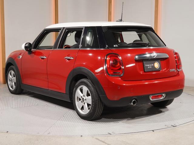 ＭＩＮＩ クーパーＤ　禁煙車　純正ナビ　バックカメラ　リア障害物センサー　レザーステアリング　ＬＥＤヘッドライト　ホワイトターンシグナルライト　ＥＴＣ　整備付（10枚目）