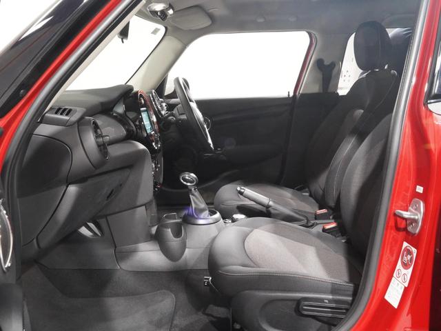 ＭＩＮＩ クーパーＤ　禁煙車　純正ナビ　バックカメラ　リア障害物センサー　レザーステアリング　ＬＥＤヘッドライト　ホワイトターンシグナルライト　ＥＴＣ　整備付（12枚目）