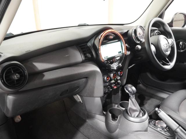 ＭＩＮＩ クーパーＤ　禁煙車　純正ナビ　バックカメラ　リア障害物センサー　レザーステアリング　ＬＥＤヘッドライト　ホワイトターンシグナルライト　ＥＴＣ　整備付（15枚目）