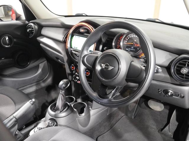 ＭＩＮＩ クーパーＤ　禁煙車　純正ナビ　バックカメラ　リア障害物センサー　レザーステアリング　ＬＥＤヘッドライト　ホワイトターンシグナルライト　ＥＴＣ　整備付（16枚目）