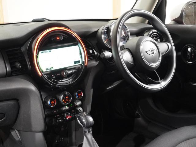 ＭＩＮＩ クーパーＤ　禁煙車　純正ナビ　バックカメラ　リア障害物センサー　レザーステアリング　ＬＥＤヘッドライト　ホワイトターンシグナルライト　ＥＴＣ　整備付（18枚目）