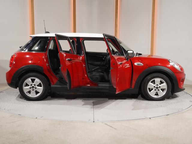 ＭＩＮＩ クーパーＤ　禁煙車　純正ナビ　バックカメラ　リア障害物センサー　レザーステアリング　ＬＥＤヘッドライト　ホワイトターンシグナルライト　ＥＴＣ　整備付（24枚目）