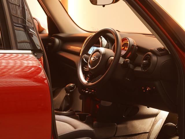 ＭＩＮＩ クーパーＤ　禁煙車　純正ナビ　バックカメラ　リア障害物センサー　レザーステアリング　ＬＥＤヘッドライト　ホワイトターンシグナルライト　ＥＴＣ　整備付（38枚目）