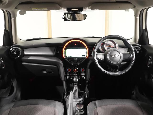 MINI クーパー 禁煙車 コンフォートアクセス バックカメラ リア障害物センサー ストレージコンパートメントパッケージ LEDヘッドライト 純正ナビ ETC 整備付(4枚目)