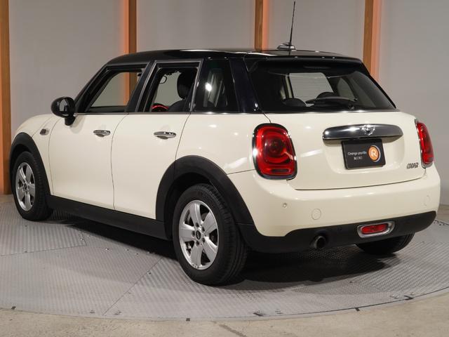 MINI クーパー 禁煙車 コンフォートアクセス バックカメラ リア障害物センサー ストレージコンパートメントパッケージ LEDヘッドライト 純正ナビ ETC 整備付(10枚目)